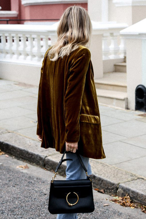 Patricia – Auffälliger Samtblazer im Streetstyle