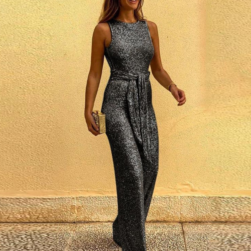 Verführerischer Jumpsuit mit Glitzer, offenen Schultern und Rücken