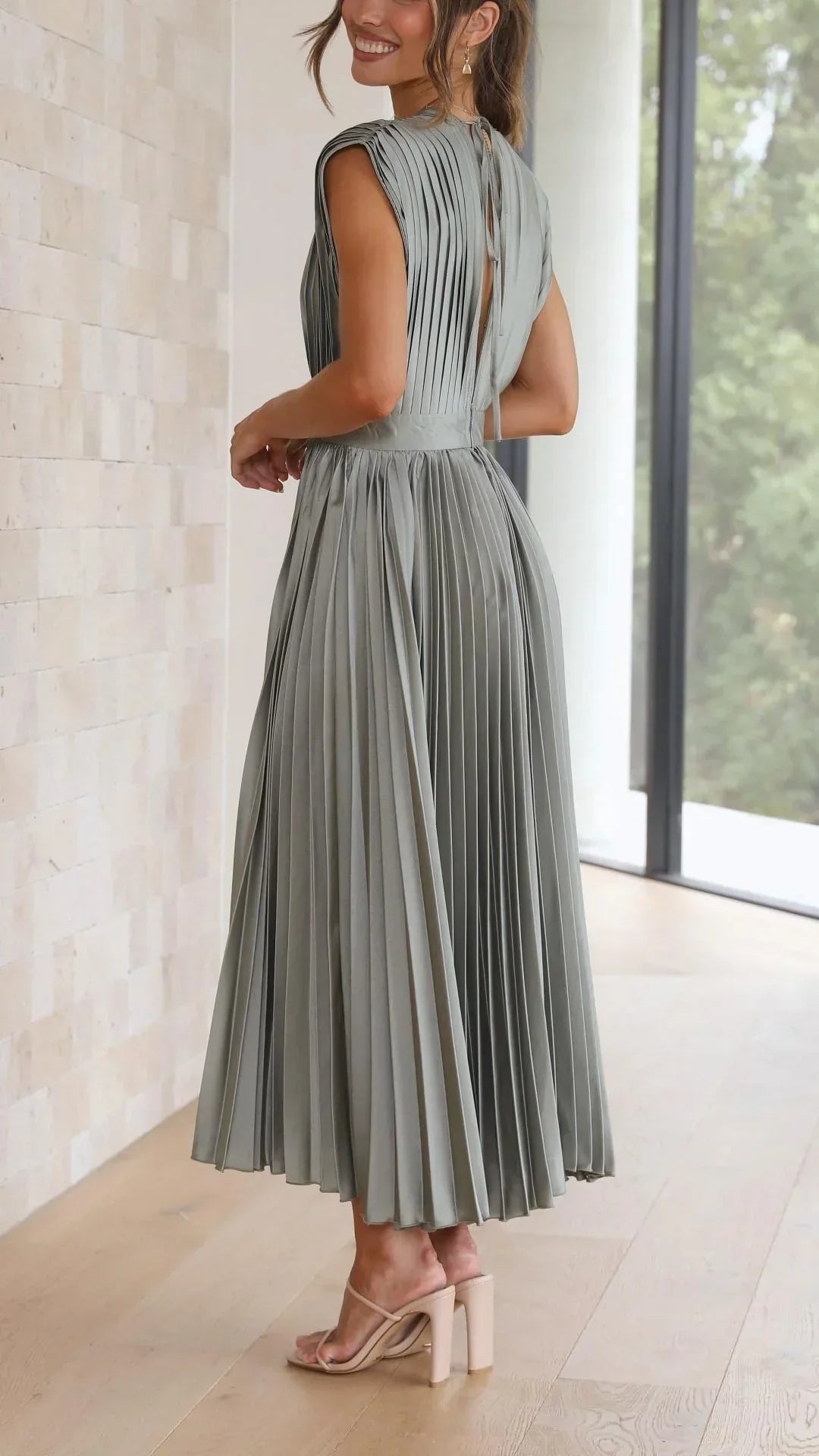 Helga - Elektrisch plissiertes, elegantes ärmelloses Kleid