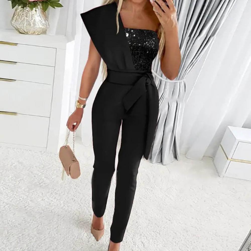 Lylah - One-Shoulder-Jumpsuit mit Pailletten und Taillenband