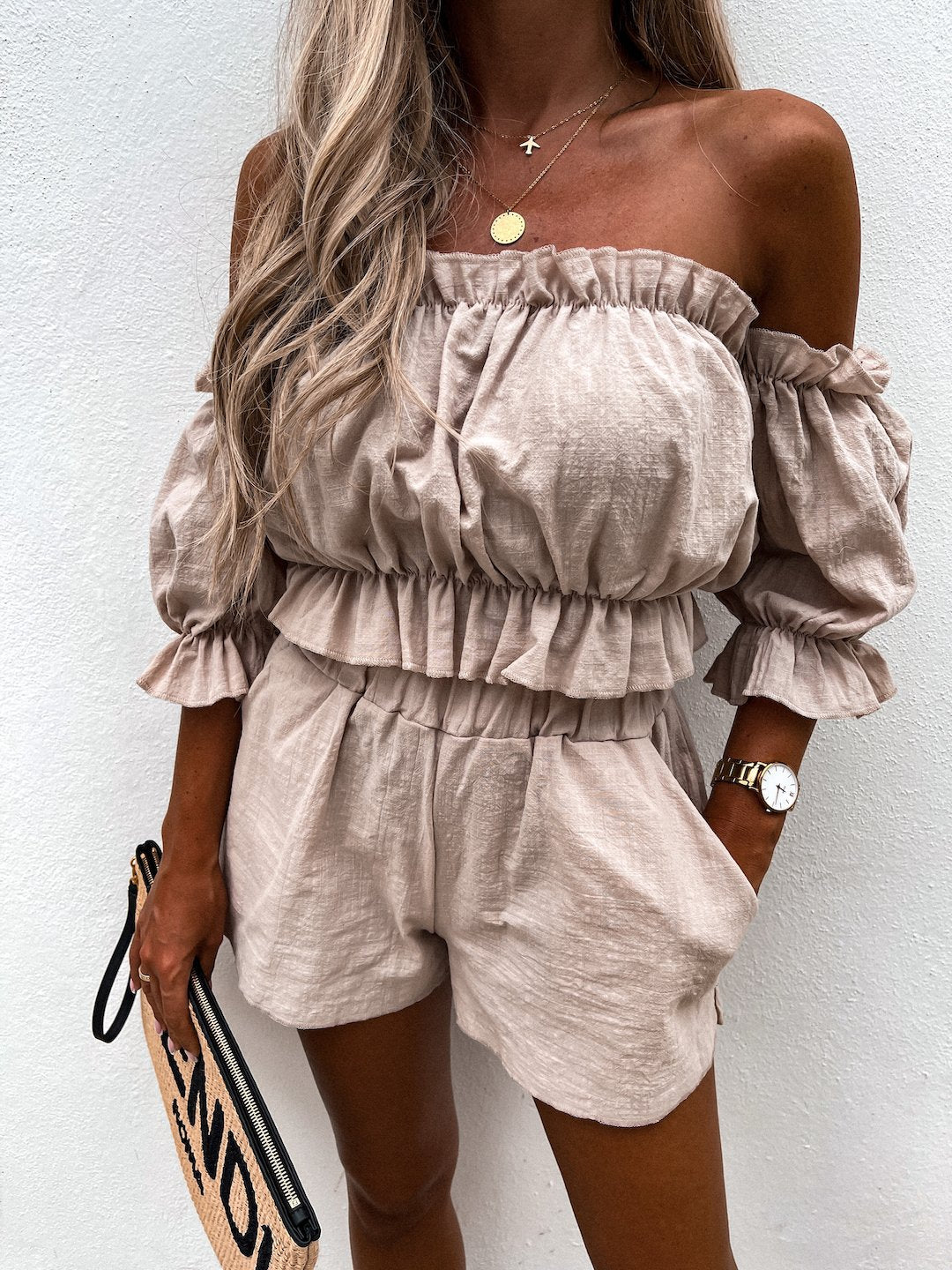 Model staand met khaki Tweedelige linnen set met off the shoulder top